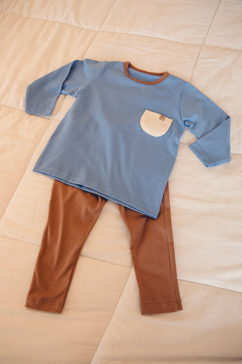 Conjunto Camiseta e Calça Slim Azul Jeans com Detalhes Marrom e Off