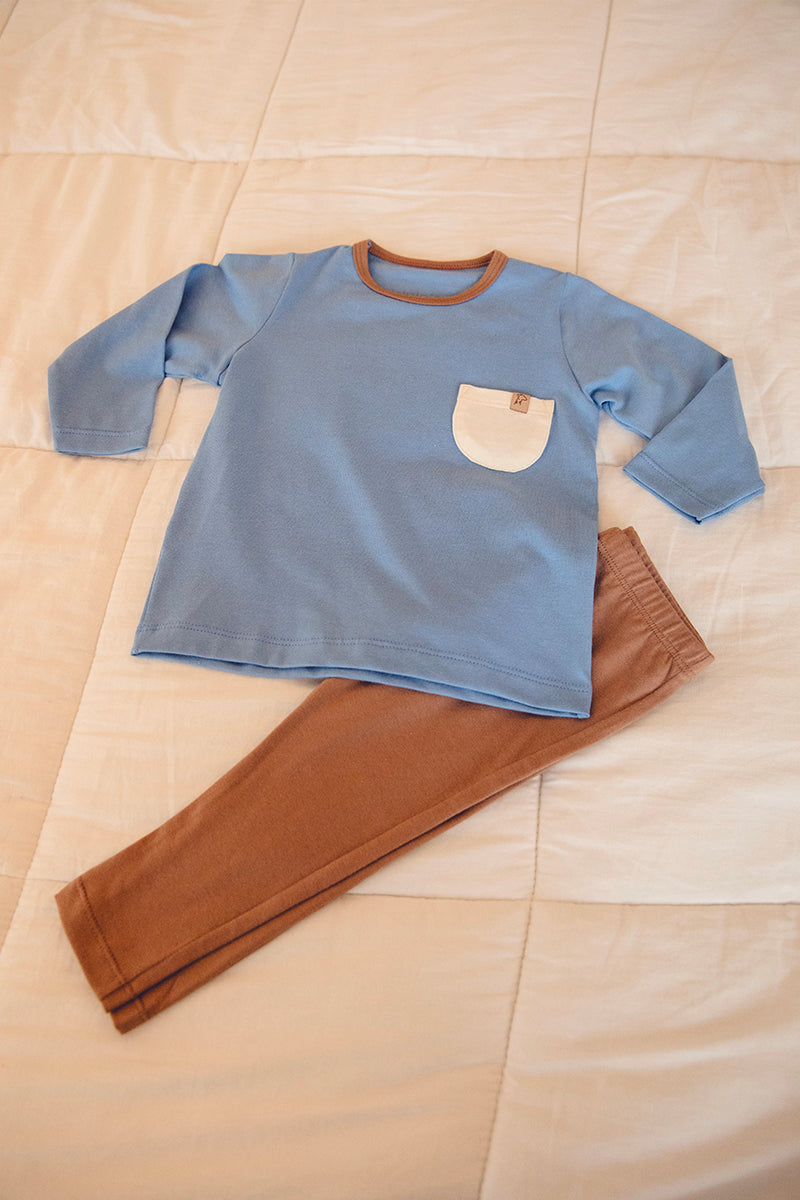 Conjunto Camiseta e Calça Slim Azul Jeans com Detalhes Marrom e Off