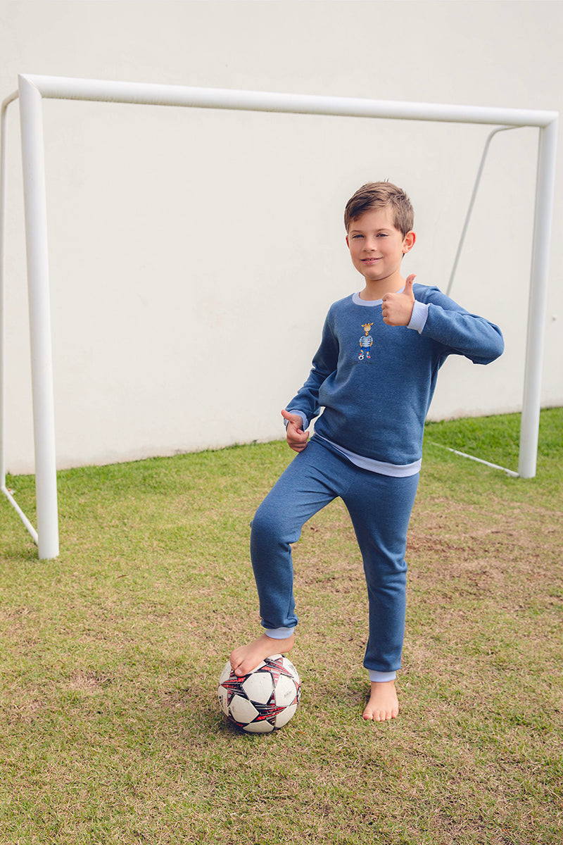 LEVES DEFEITOS - CONJUNTO MOLETOM AZUL JEANS COM DETALHES AZUL E ESTAMPA GIGI FUTEBOL