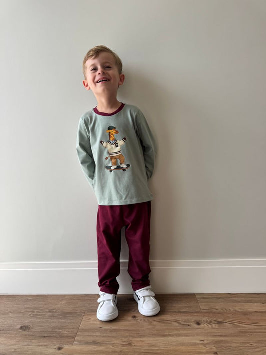 Conjunto Camiseta Verde Menta com Estampa Gigi e Calça Vinho