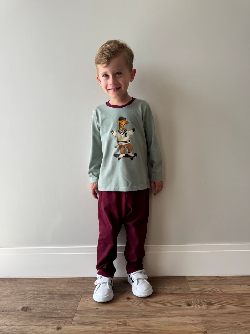 Conjunto Camiseta Verde Menta com Estampa Gigi e Calça Vinho