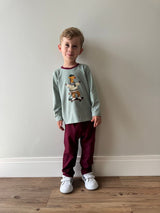 Conjunto Camiseta Verde Menta com Estampa Gigi e Calça Vinho