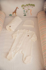 Kit Tricô Off White: Macacão Magnético + Touca + Manta