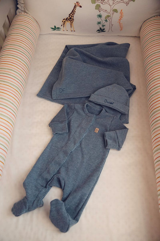 Kit Tricô Azul Jeans: Macacão Magnético + Touca + Manta