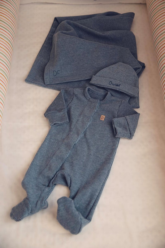 Kit Tricô Azul Jeans: Macacão Magnético + Touca + Manta