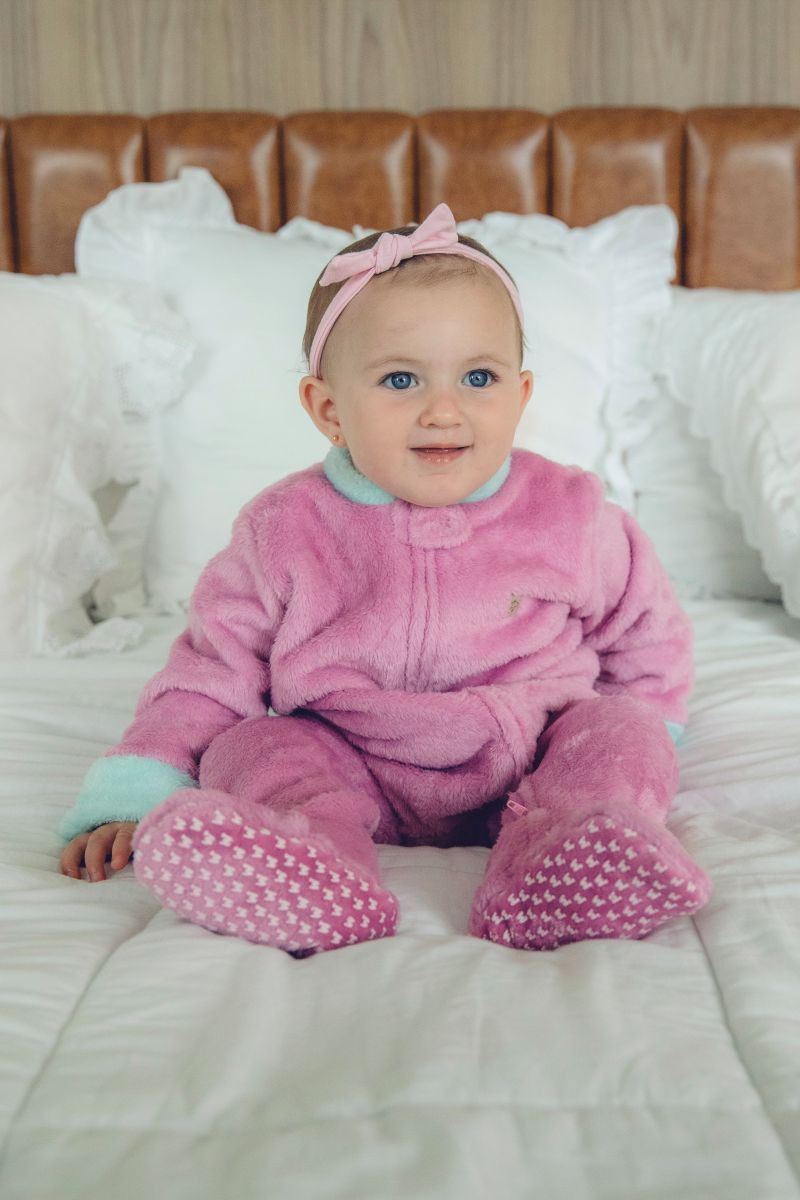Macacão Fleece Zíper 2 Vias Rosa com Detalhes Azul Céu