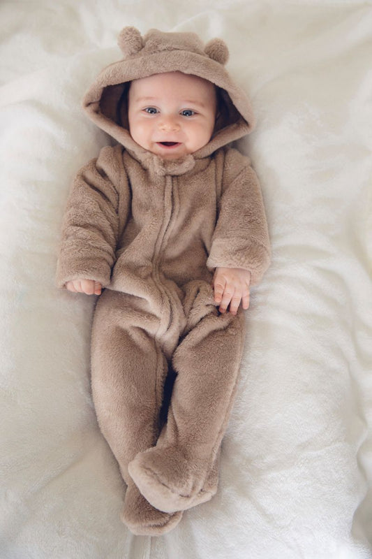 LEVES DEFEITOS - MACACÃO FLEECE ZÍPER 2 VIAS COM PÉ URSO BEGE