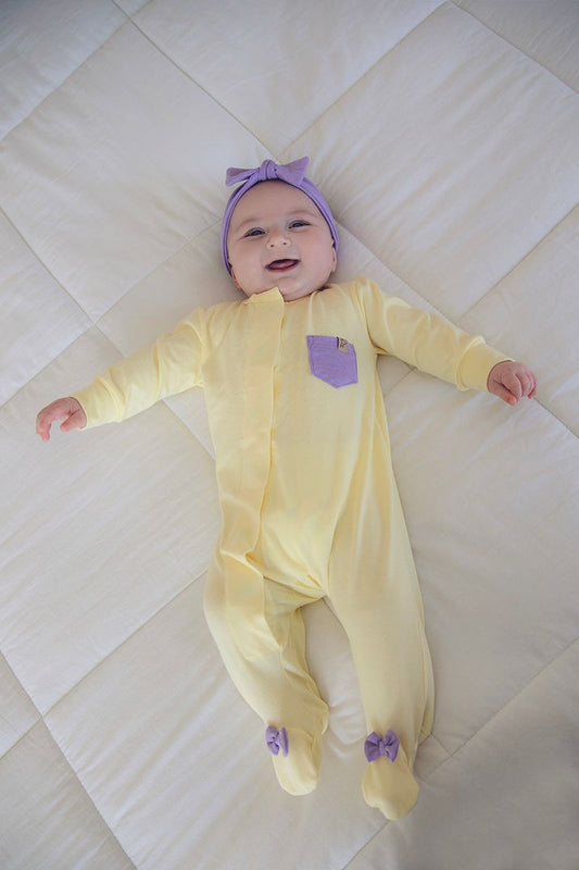 Macacão Magnético Amarelo Com Detalhes Lavanda