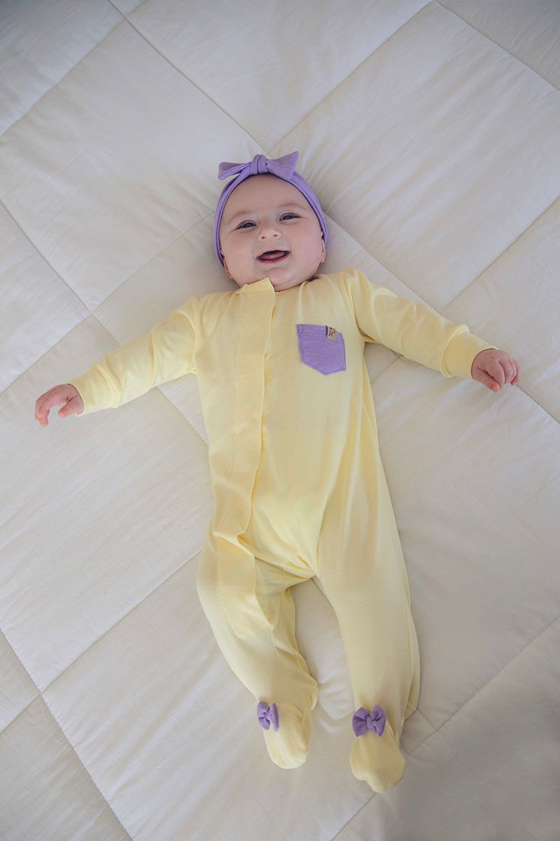 Macacão Magnético Amarelo Com Detalhes Lavanda