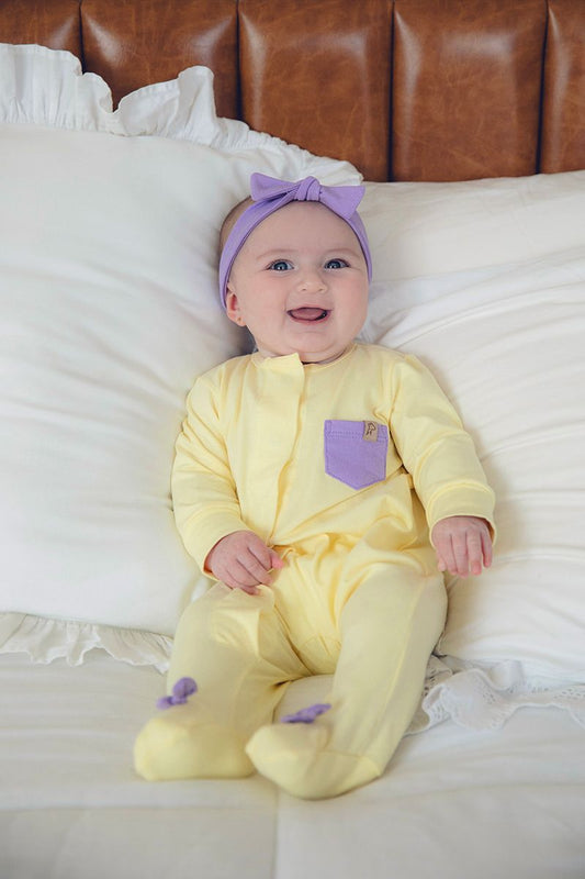 Macacão Magnético Amarelo Com Detalhes Lavanda