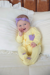 Macacão Magnético Amarelo Com Detalhes Lavanda