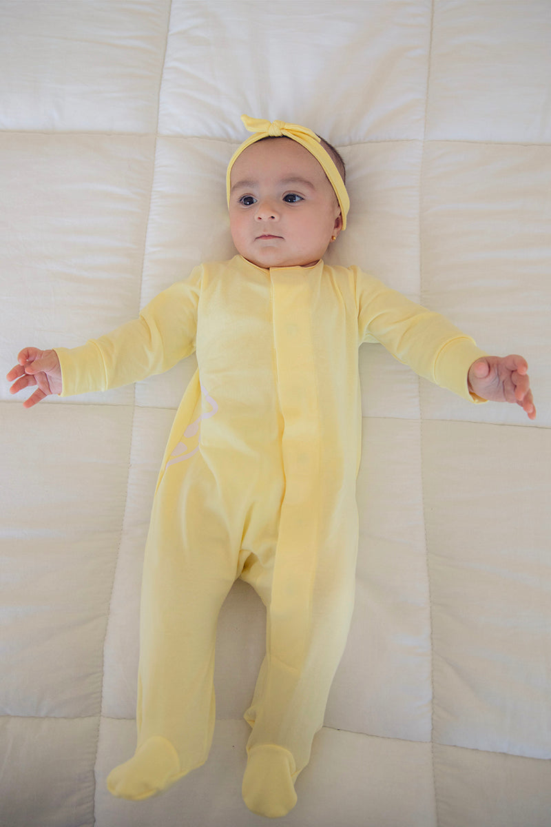 Macacão Magnético Amarelo Com Estampa Gigi Lateral Branca