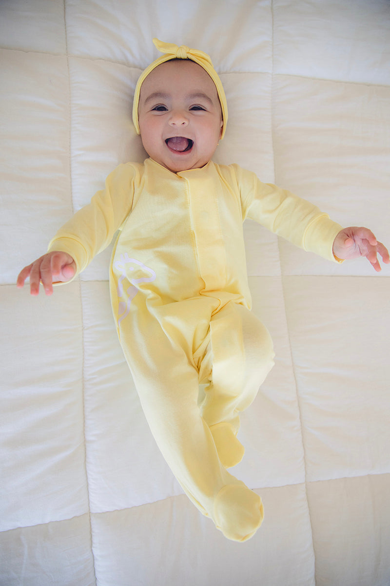 Macacão Magnético Amarelo Com Estampa Gigi Lateral Branca
