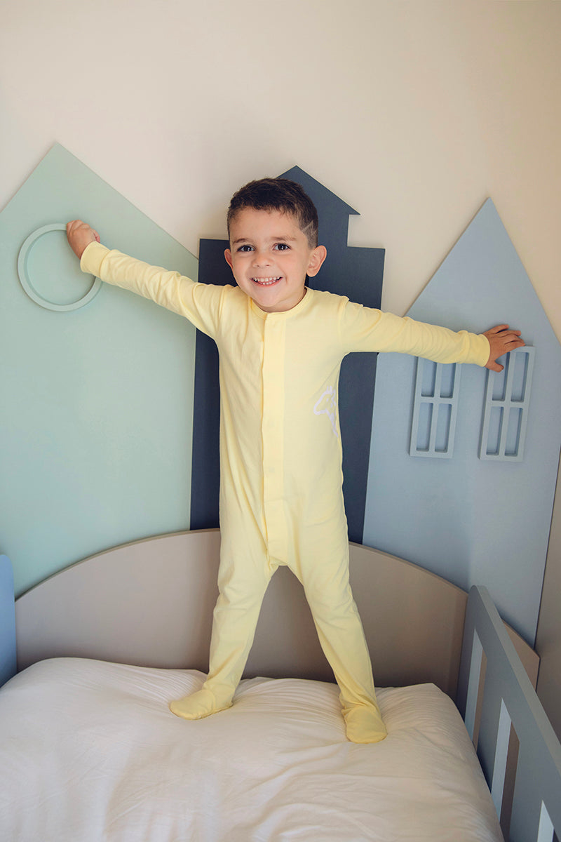 Macacão Magnético Amarelo Com Estampa Gigi Lateral Branca