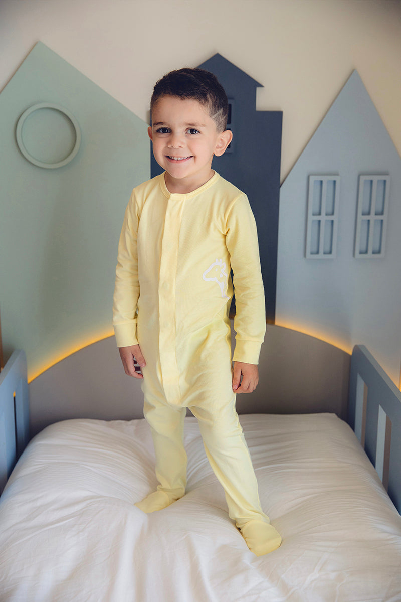 Macacão Magnético Amarelo Com Estampa Gigi Lateral Branca