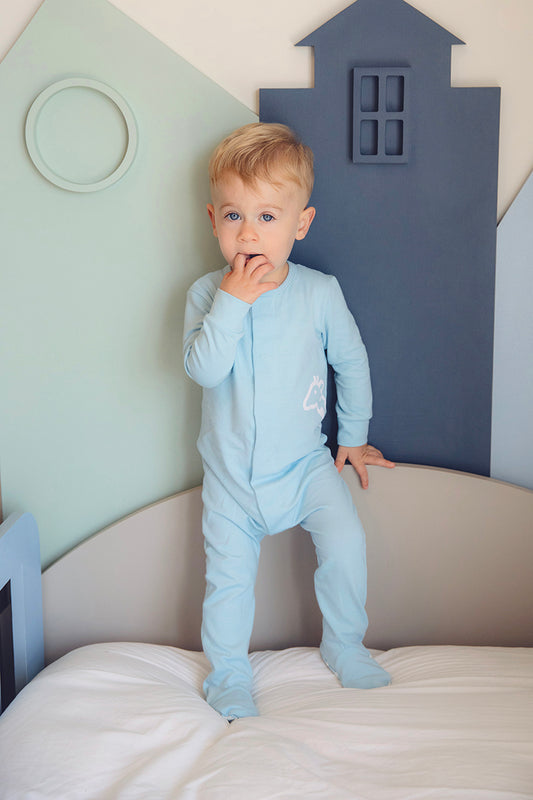 LEVES DEFEITOS - MACACÃO MAGNÉTICO AZUL BEBÊ COM ESTAMPA LATERAL GIGI BRANCA