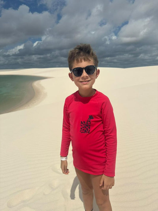 Conjunto Praia Camiseta com Estampa Gigi e Sunga Boxer Vermelha
