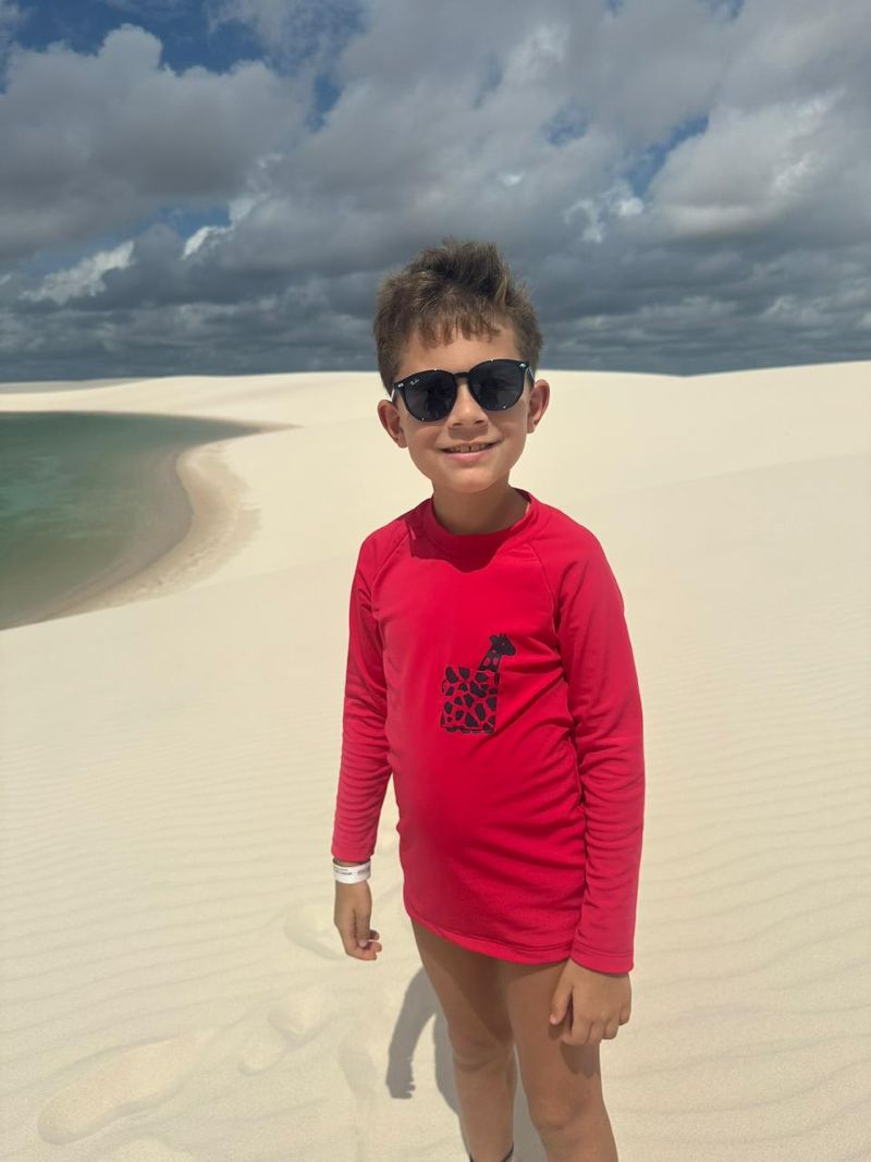 Conjunto Praia Camiseta com Estampa Gigi e Sunga Boxer Vermelha