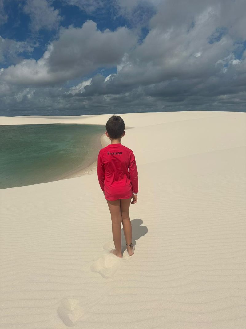 Conjunto Praia Camiseta com Estampa Gigi e Sunga Boxer Vermelha