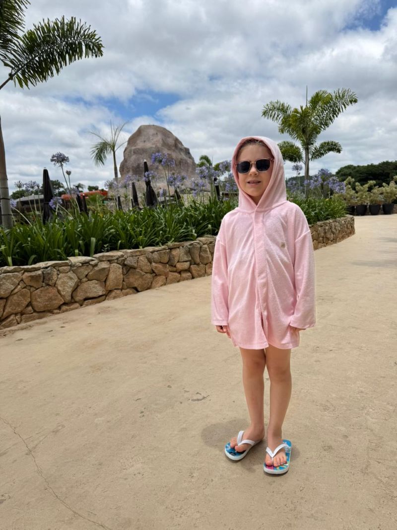 Roupão Rosa Bebê com Capuz e Fechamento Magnético