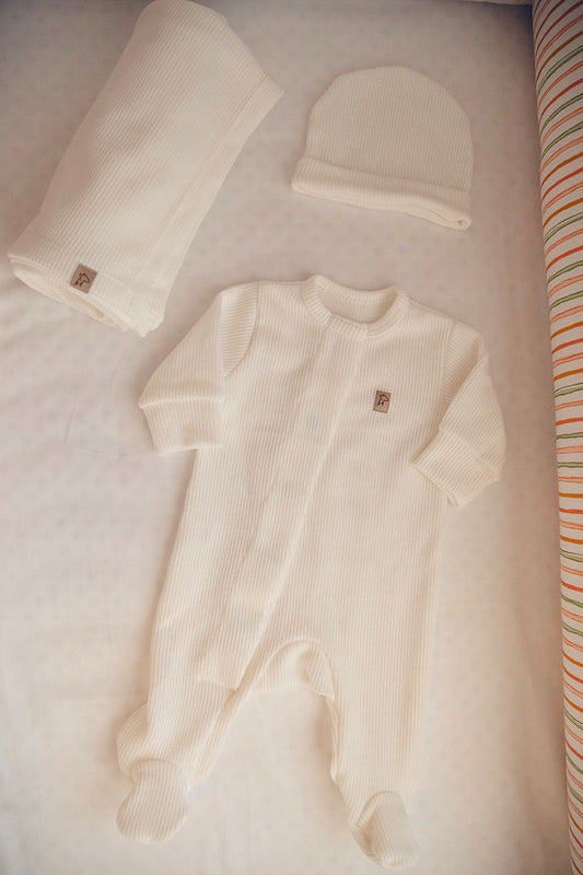 Kit Tricô Off White: Macacão Magnético + Touca + Manta
