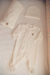 Kit Tricô Off White: Macacão Magnético + Touca + Manta