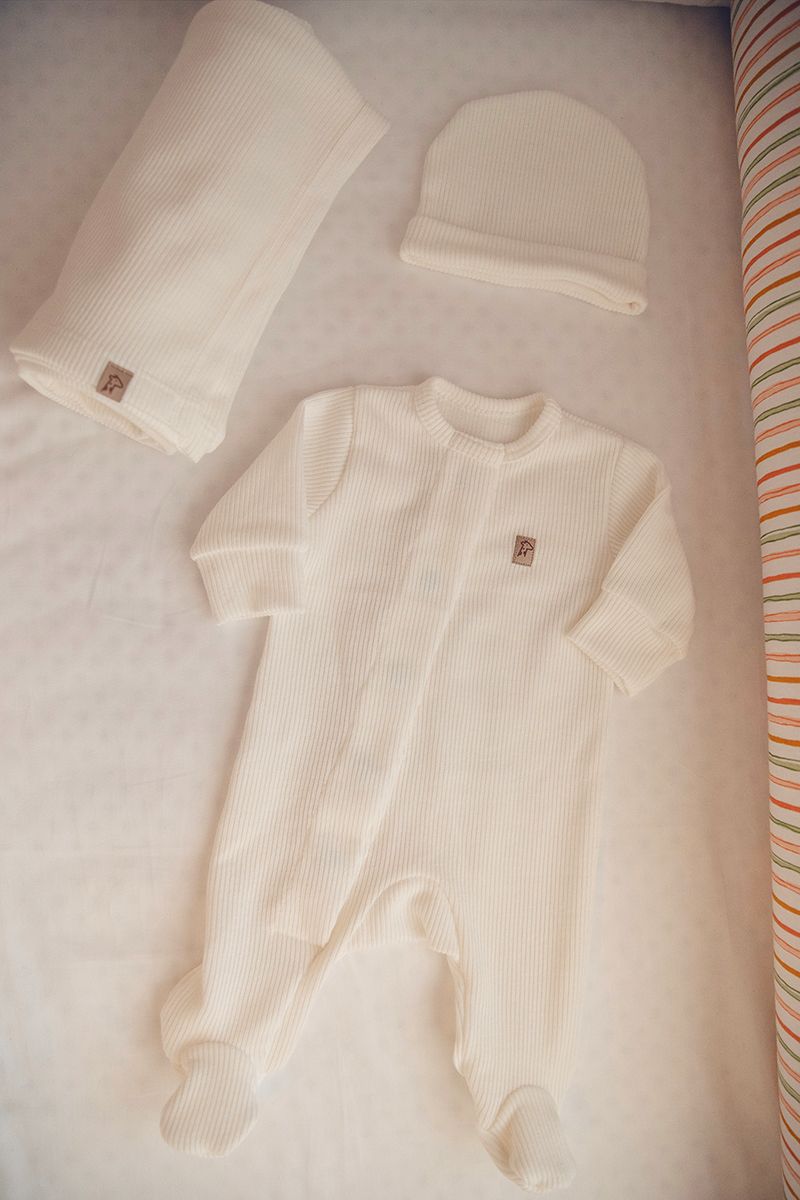 Kit Tricô Off White: Macacão Magnético + Touca + Manta