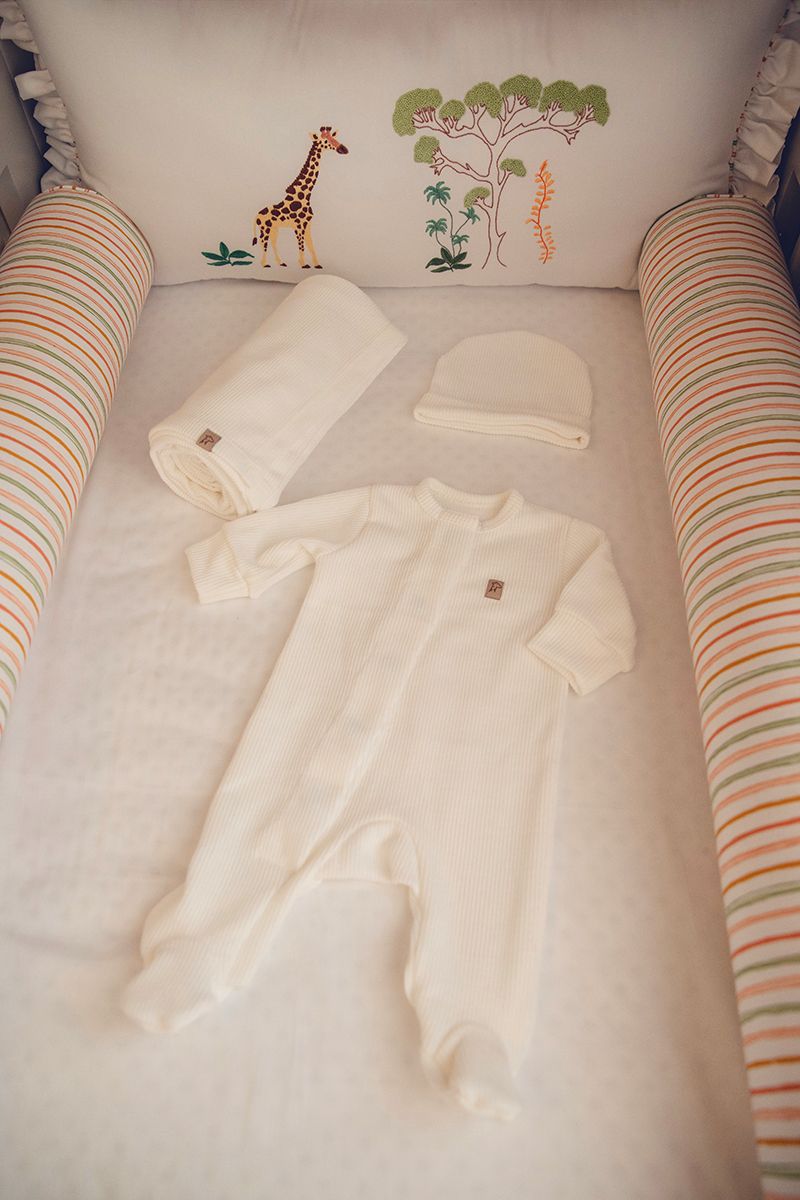 Kit Tricô Off White: Macacão Magnético + Touca + Manta