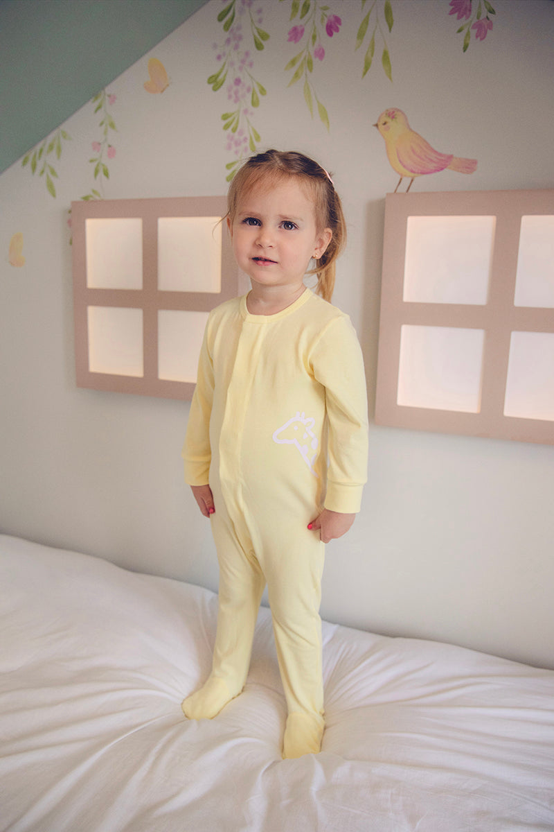 Macacão Magnético Amarelo Com Estampa Gigi Lateral Branca